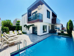 Kusadasi'nda havuzlu lüx villa MIRAY A7